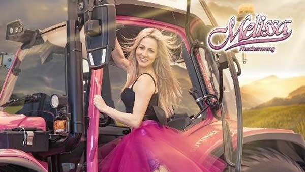 „Traktorführerschein“: Melissa Naschenweng stellt Rekord mit pinken Traktor auf