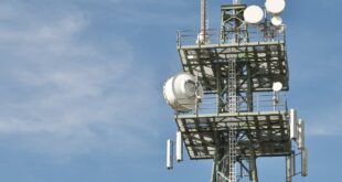 Oberer Ausschnitt eines Handymasten mit diversen Antennen.