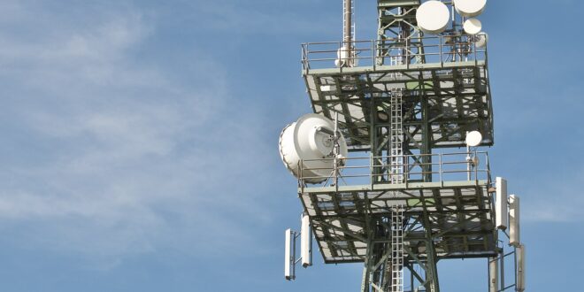 Oberer Ausschnitt eines Handymasten mit diversen Antennen.
