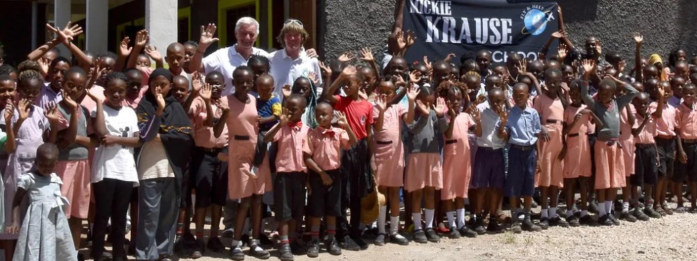 Großartig! Ballermann-Star Mickie Krause eröffnet Schule in Kenia