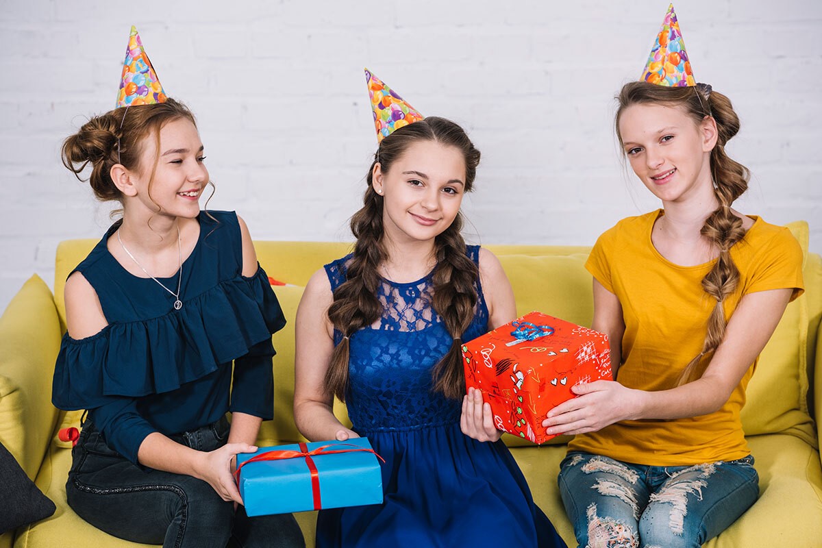Wie man perfekte Geburtstagsgeschenke für eine Teen-Party auswählt