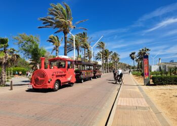 Nostalgie pur – Der rote Blitz auf Mallorca: Touristen laufen vorbei – ein großer Fehler