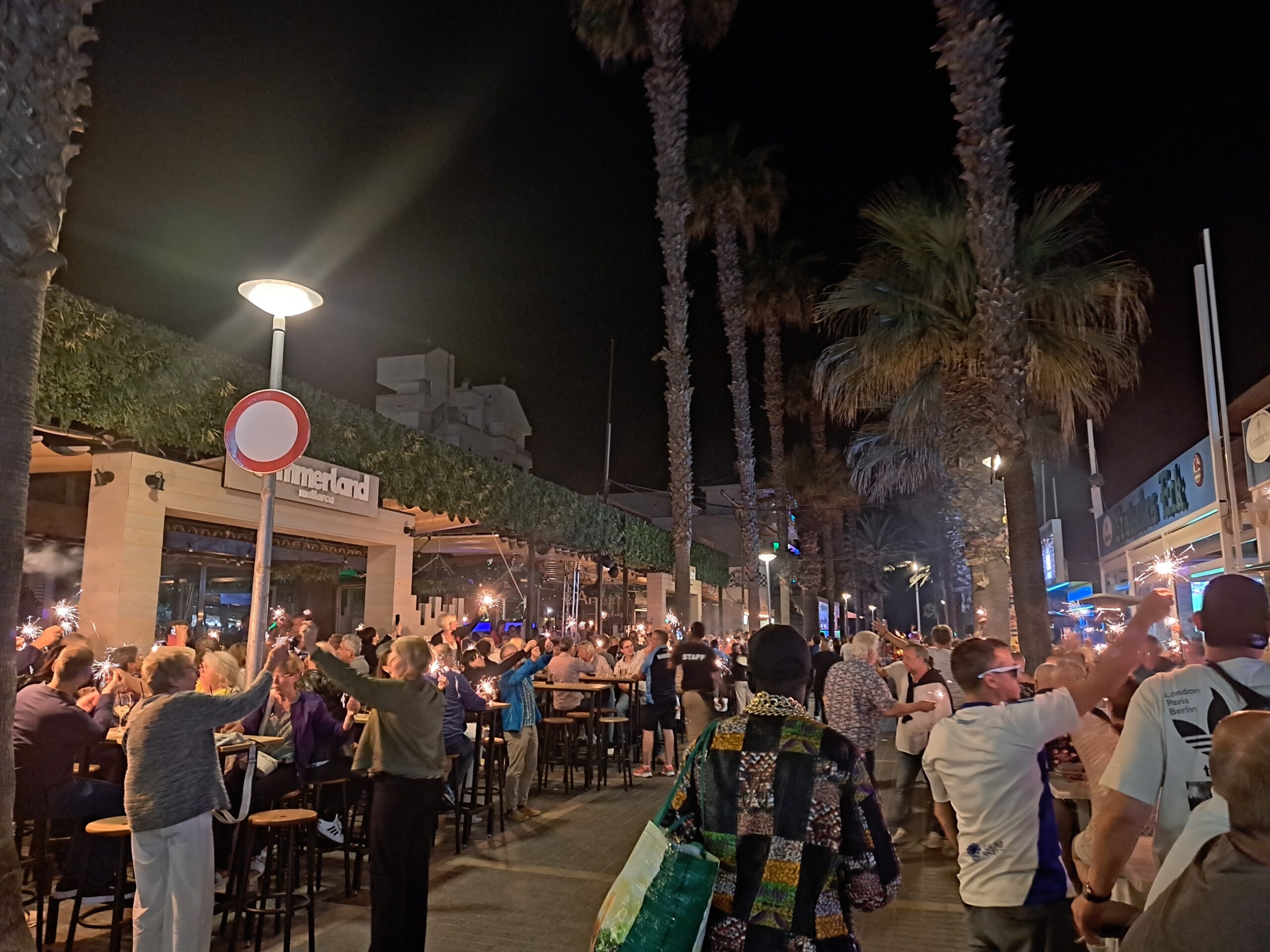 Immer um 23 Uhr! Warum die Wunderkerzen in der Bierstraße leuchten