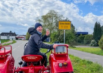 Mit dem Traktor zum Ballermann: Micha von der Rampe tuckert zum Opening
