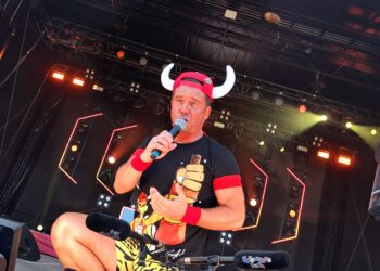 Hochzeitskapelle mitten am Ballermann: Lorenz Büffel im Auftrag für die Liebe